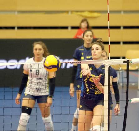 March 27, 2024, Vilsbiburg: Susan SCHUT (Schwerin), .womans volleyball, German Volleyball Bundesliga, playoff quarter final, .Rote Raben Vilsbiburg vs SSC Palmberg Schwerin, .Vilsbiburg, Ballsporthalle, March 27, 2024, Vilsbiburg - ZUMAf110 20240327_fap_f110_001 Copyright: xWolfgangxFehrmannx