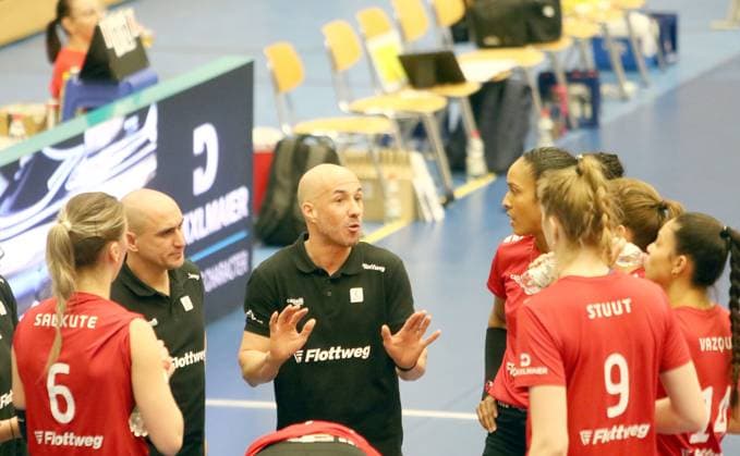 March 27, 2024, Vilsbiburg: in the middle coach Alberto CHAPARRO (Vilsbiburg),.womans volleyball, German Volleyball Bundesliga, playoff quarter final, .Rote Raben Vilsbiburg vs SSC Palmberg Schwerin, .Vilsbiburg, Ballsporthalle, March 27, 2024, Vilsbiburg - ZUMAf110 20240327_fap_f110_006 Copyright: xWolfgangxFehrmannx