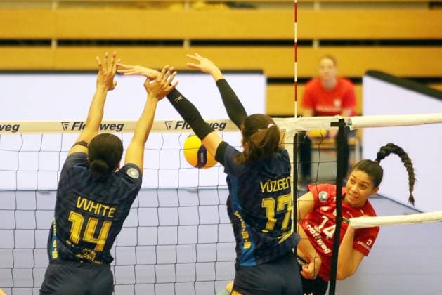 Sport Bilder des Tages March 27, 2024, Vilsbiburg: from left Jasmine WHITE (Schwerin), Bircu YUEZGENC (SChwerin), Elaine VAZQUEZ RIVERA (Vilsbiburg), .womans volleyball, German Volleyball Bundesliga, playoff quarter final, .Rote Raben Vilsbiburg vs SSC Palmberg Schwerin, .Vilsbiburg, Ballsporthalle, March 27, 2024, Vilsbiburg - ZUMAf110 20240327_fap_f110_013 Copyright: xWolfgangxFehrmannx
