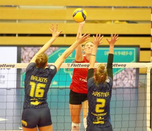 March 27, 2024, Vilsbiburg: from left Indy BAIJENS (Schwerin), Monika SALKUTE (Vilsbiburg), Pia KAESTNER (Schwerin), .womans volleyball, German Volleyball Bundesliga, playoff quarter final, .Rote Raben Vilsbiburg vs SSC Palmberg Schwerin, .Vilsbiburg, Ballsporthalle, March 27, 2024, Vilsbiburg - ZUMAf110 20240327_fap_f110_014 Copyright: xWolfgangxFehrmannx