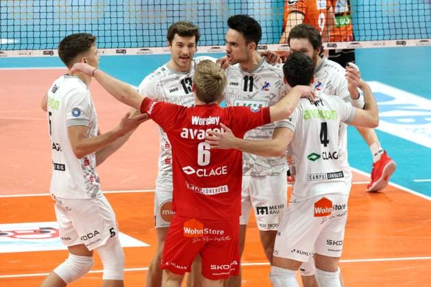 DEU, DVV, 1 VBL, BR Volleys vs SVG Lueneburg, 27 03 2024, Max Schmeling Halle, Berlin, DEU, DVV, 1 VBL, BR Volleys vs SVG Lueneburg, in the picture Lueneburg players circle Photo Juergen Engler nordphoto GmbH nordphotoxGmbHx xEngler nph00076