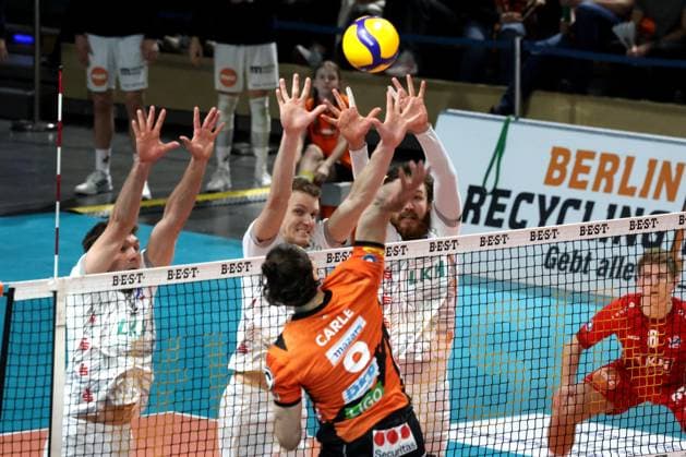 DEU, DVV, 1 VBL, BR Volleys vs SVG Lueneburg, 27 03 2024, Max Schmeling Halle, Berlin, DEU, DVV, 1 VBL, BR Volleys vs SVG Lueneburg, in the picture Timothee Carle BR Volleys 9 , Lueneburg player block Photo Juergen Engler nordphoto GmbH nordphotoxGmbHx xEngler nph00076