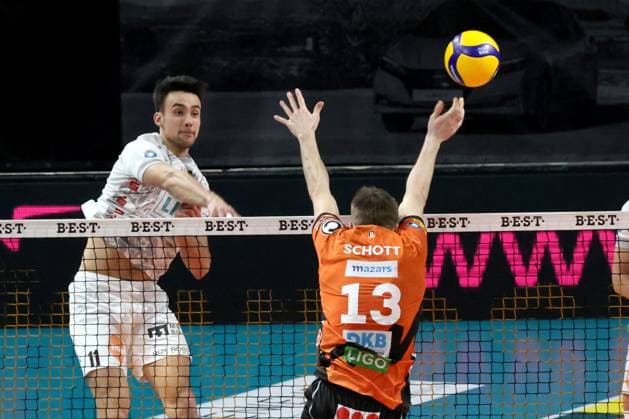 DEU, DVV, 1 VBL, BR Volleys vs SVG Lueneburg, 27 03 2024, Max Schmeling Halle, Berlin, DEU, DVV, 1 VBL, BR Volleys vs SVG Lueneburg, in the picture Ruben Schott BR Volleys 13 , Xander Ketrzynski Lueneburg 11 Photo Juergen Engler nordphoto GmbH nordphotoxGmbHx xEngler nph00076