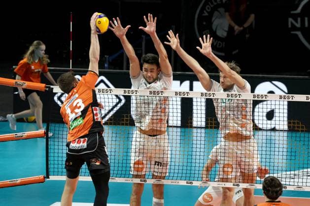 DEU, DVV, 1 VBL, BR Volleys vs SVG Lueneburg, 27 03 2024, Max Schmeling Halle, Berlin, DEU, DVV, 1 VBL, BR Volleys vs SVG Lueneburg, in the picture Ruben Schott BR Volleys 13 , Xander Ketrzynski Lueneburg 11 , Matthew Knigge Lueneburg 13 Photo Juergen Engler nordphoto GmbH nordphotoxGmbHx xEngler nph00076