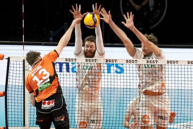 DEU, DVV, 1 VBL, BR Volleys vs SVG Lueneburg, 27 03 2024, Max Schmeling Halle, Berlin, DEU, DVV, 1 VBL, BR Volleys vs SVG Lueneburg, in the picture Ruben Schott BR Volleys 13 , Jesse Elser Lueneburg 3 , Matthew Knigge Lueneburg 13 Photo Juergen Engler nordphoto GmbH nordphotoxGmbHx xEngler nph00076