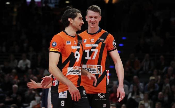 Timothee Carle, Marek Sotola Upper body action Sport Volleyball Bundesliga Men Season 2023 2024 27 03 2024 BR Volleys Berlin BRV vs SVG Lüneburg