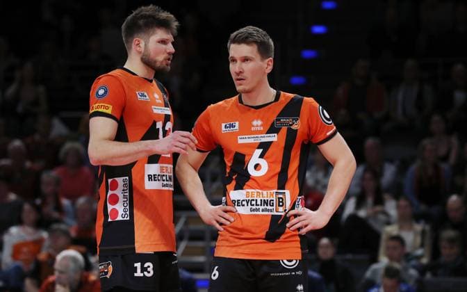 Ruben Schott talks to Johannes Tille Action Upper Body Sport Volleyball Bundesliga Men Season 2023 2024 27 03 2024 BR Volleys Berlin BRV vs SVG Lüneburg