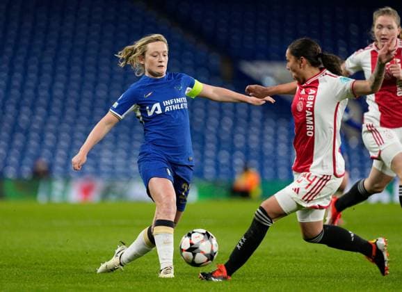 Erin Cuthbert of Chelsea takes on Daliyah de Klonia from aFC Ajax Chelsea Women v Ajax Women, UEFA Women s CHampions League, Quarter-final, Second Leg, Football, Stamford Bridge, London, UK - 27 Mar 2024  Copyright: xDavexShopland Shutterstockx 14400429n