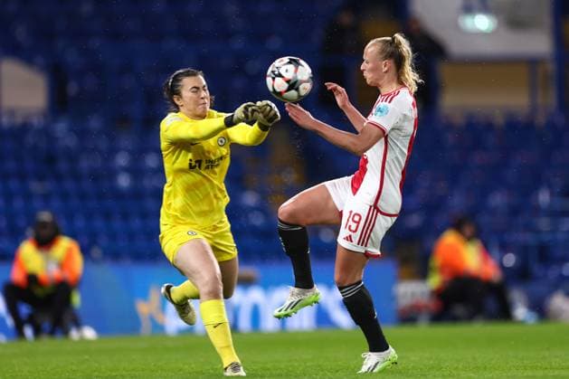 Chelsea gegen Ajax Frauen 27. März 2024, London UEFA Women s Champions League Viertelfinale Rückspiel Chelsea gegen Ajax Chelsea-Torhüterin Zecira Musovic wehrt den Ball gegen Tiny Hoekstra von Ajax ab Foto Jacques Feeney Offside London UK  Copyright: xJacquesxFeeneyx xOffsidexOffside