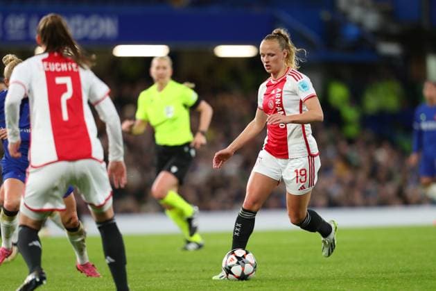 27th March 2024; Stamford Bridge, London, England: UEFA Womens Champions League Football, Chelsea versus Ajax; Tiny Hoekstra of Ajax on a forward run  ActionPlus12622330 KatiexChan