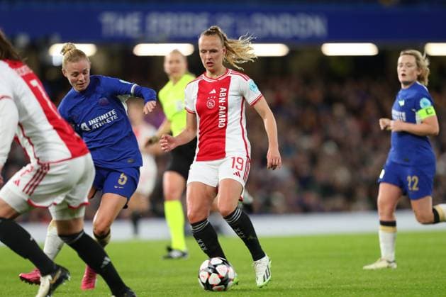 27th March 2024; Stamford Bridge, London, England: UEFA Womens Champions League Football, Chelsea versus Ajax; Sophie Ingle of Chelsea attempts challenges Tiny Hoekstra of Ajax.  ActionPlus12622331 KatiexChan