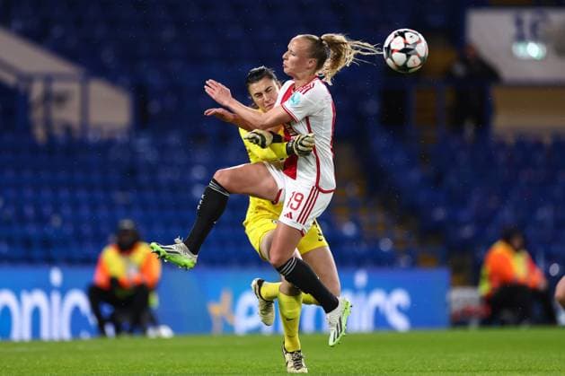 Chelsea gegen Ajax Frauen 27. März 2024, London UEFA Women s Champions League Viertelfinale Rückspiel Chelsea gegen Ajax Chelsea-Torhüterin Zecira Musovic wehrt den Ball gegen Tiny Hoekstra von Ajax ab Foto Jacques Feeney Offside London UK  Copyright: xJacquesxFeeneyx xOffsidexOffside