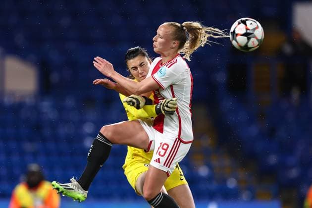 Chelsea gegen Ajax Frauen 27. März 2024, London UEFA Women s Champions League Viertelfinale Rückspiel Chelsea gegen Ajax Chelsea-Torhüterin Zecira Musovic wehrt den Ball gegen Tiny Hoekstra von Ajax ab Foto Jacques Feeney Offside London UK  Copyright: xJacquesxFeeneyx xOffsidexOffside