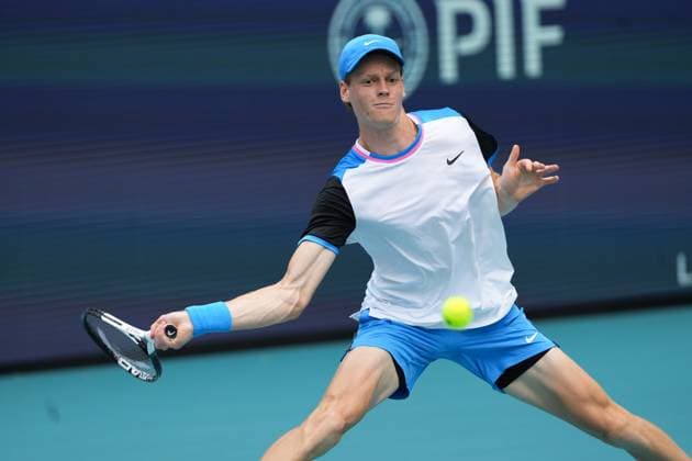 MIAMI GARDENS, FL - MARCH 27: Jannik Sinner (ITA) in action at the Miami Open on March 27, 2024, at Hard Rock Stadium in Miami Gardens, FL. (Photo by Andrew Patron Icon Sportswire) TENNIS: MAR 27 Miami Open EDITORIAL USE ONLY Icon2403270540
