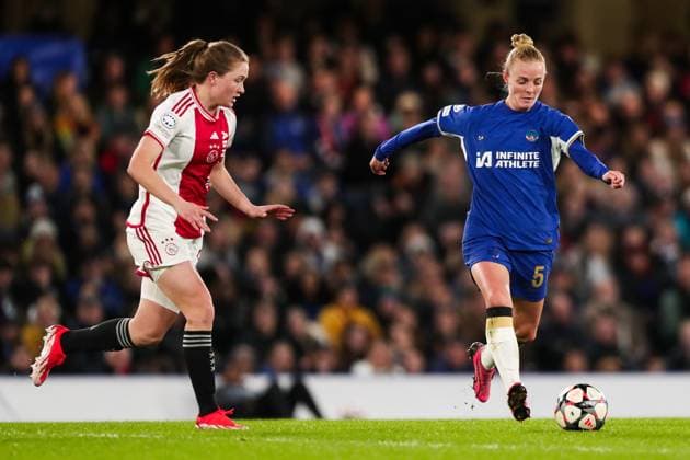 Chelsea FC Women v Ajax Women Chelsea s Sophie Ingle feels pressure from Ajax™s Jonna van de Velde during the Chelsea FC Women v Ajax Women UEFA Women s Champions League Quarter-Final 2nd leg match at Stamford Bridge, London, England, United Kingdom on 27 March 2024 Editorial use only. All images are copyright Every Second Media Limited. No images may be reproduced without prior permission. Copyright: xIMAGO EveryxSecondxMediax ESM-0965-0026