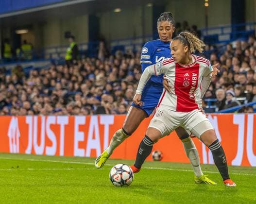 Chelsea Women v Ajax Women UEFA Women s Champions League Ashley Lawrence of Chelsea Women battles for the ball with Chasity Grant of Ajax Women during the UEFA Women s Champions League Quarter-Final match at Stamford Bridge, London Copyright: xEmilxSebastianxPopescux FIL-19891-0026 UK Newspapers OUT