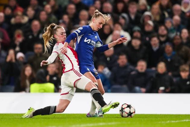 Chelsea FC Women v Ajax Women Chelsea s Aggie Beever-Jones battles for the ball against Ajax™s Tiny Hoekstra during the Chelsea FC Women v Ajax Women UEFA Women s Champions League Quarter-Final 2nd leg match at Stamford Bridge, London, England, United Kingdom on 27 March 2024 Editorial use only. All images are copyright Every Second Media Limited. No images may be reproduced without prior permission. Copyright: xIMAGO EveryxSecondxMediax ESM-0965-0031