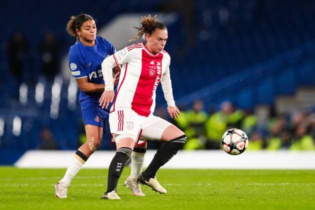Chelsea FC Women v Ajax Women Chelsea s Jess Carter battles for the ball against Ajax™s Sherida Spitse during the Chelsea FC Women v Ajax Women UEFA Women s Champions League Quarter-Final 2nd leg match at Stamford Bridge, London, England, United Kingdom on 27 March 2024 Editorial use only. All images are copyright Every Second Media Limited. No images may be reproduced without prior permission. Copyright: xIMAGO EveryxSecondxMediax ESM-0965-0033
