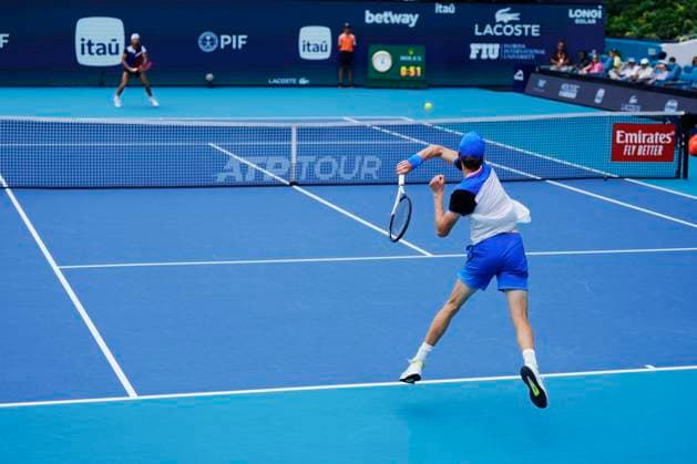 March 27, 2024, Miami, Florida, USA: Jannik Sinner (Italy) hits a forehand against Tomas Machac (Czech Republic) during the quarterfinals of menÃ¢â‚¬â ¢s singles at the Miami Open tennis tournament. Sinner won the match 6-4, 6-2. Miami USA - ZUMAd212 20240327_zsp_d212_014 Copyright: xRichardxDolex