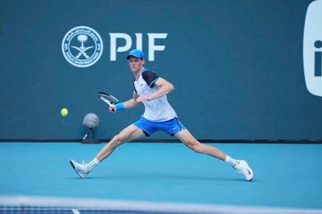 March 27, 2024, Miami, Florida, USA: Jannik Sinner (Italy) hits a forehand against Tomas Machac (Czech Republic) during the quarterfinals of menÃ¢â‚¬â ¢s singles at the Miami Open tennis tournament. Sinner won the match 6-4, 6-2. Miami USA - ZUMAd212 20240327_zsp_d212_018 Copyright: xRichardxDolex
