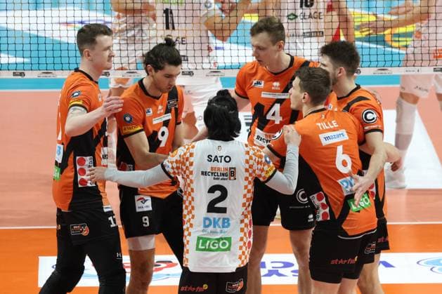 DEU, DVV, 1 VBL, BR Volleys vs SVG Lueneburg, 27 03 2024, Max Schmeling Halle, Berlin, DEU, DVV, 1 VBL, BR Volleys vs SVG Lueneburg, in the picture BR Volleys players circle, Marek Sotola BR Volleys 17 , Timothee Carle BR Volleys 9 , Timo Tammemaa BR Volleys 4 , Ruben Schott BR Volleys 13 , Johannes Tille BR Volleys 6 , Satoshi Tsuiki BR Volleys 2 Photo Juergen Engler nordphoto GmbH nordphotoxGmbHx xEngler nph00076