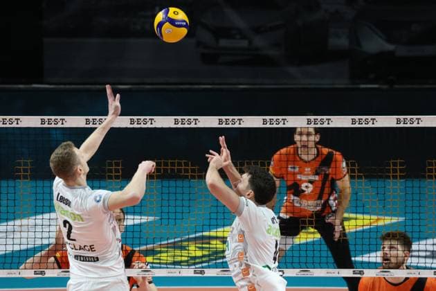 DEU, DVV, 1 VBL, BR Volleys vs SVG Lueneburg, 27 03 2024, Max Schmeling Halle, Berlin, DEU, DVV, 1 VBL, BR Volleys vs SVG Lueneburg, in the picture Blake Leeson Lueneburg 2 , Maxwell Elgert Lueneburg 4 Photo Juergen Engler nordphoto GmbH nordphotoxGmbHx xEngler nph00076