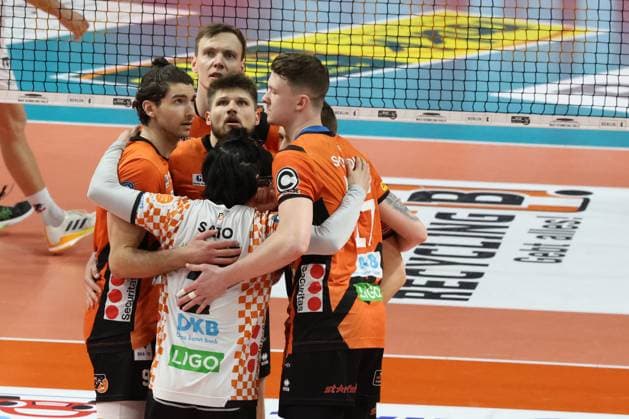 DEU, DVV, 1 VBL, BR Volleys vs SVG Lueneburg, 27 03 2024, Max Schmeling Halle, Berlin, DEU, DVV, 1 VBL, BR Volleys vs SVG Lueneburg, in the picture BR Volleys player circle, Timothee Carle BR Volleys 9 , Ruben Schott BR Volleys 13 , Marek Sotola BR Volleys 17 , Satoshi Tsuiki BR Volleys 2 , Timo Tammemaa BR Volleys 4 Photo Juergen Engler nordphoto GmbH nordphotoxGmbHx xEngler nph00076