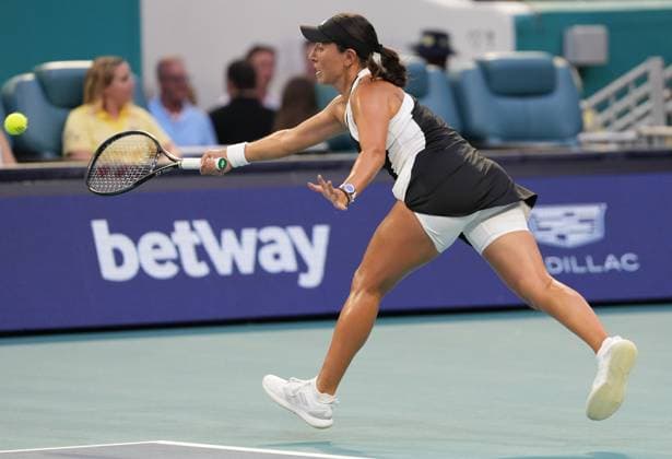 MIAMI GARDENS, FL - MARCH 27: Jessica Pagula (USA) in action during the Quarter-Finals of the Miami Open on March 27, 2024, at Hard Rock Stadium in Miami Gardens, FL. (Photo by Andrew Patron Icon Sportswire) TENNIS: MAR 27 Miami Open EDITORIAL USE ONLY Icon2403270547