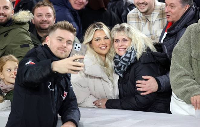 10 12 23 VfB Stuttgart Bayer 04 Leverkusen Germany, Stuttgart, 10 12 2023, Football, Bundesliga, VfB Stuttgart Bayer 04 Leverkusen Maximilian Mittelstädt VfB Stuttgart with girlfriend Lea Prinz and family