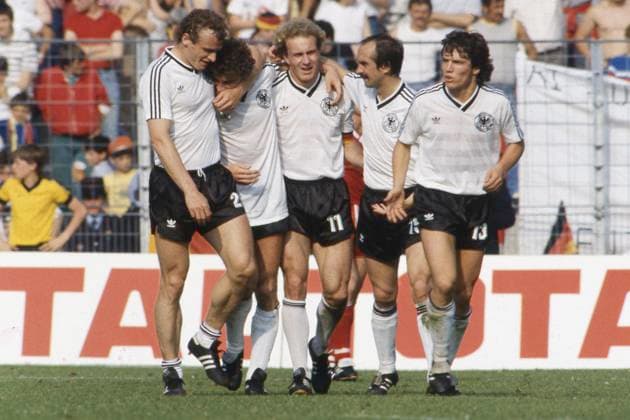 Archivbilder der Woche SPORT KW13 Jubel Deutschland, vom links: Hans-Peter BRIEGEL, Rudi VOELLER (Völler), Karl-Heinz RUMMENIGGE, Uli STIELIKE, Lothar MATTHAEUS (Matthäus), Jubel, jubeln, Freude, cheers, Deutschland - Rumaenien GER _ ROM 2:1, 17.06.1984 in Lens, Â *** Cheers Germany, from left Hans Peter BRIEGEL, Rudi VOELLER Völler , Karl Heinz RUMMENIGGE, Uli STIELIKE, Lothar MATTHAEUS Matthäus , cheers, jubilation, joy, cheers, Germany Romania GER ROME 2 1, 17 06 1984 in Lens, Â