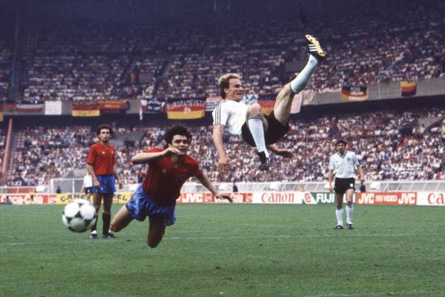 Archivbilder der Woche SPORT KW13 Karl-Heinz RUMMENIGGE (GER) Aktion, Flugeinlage, Torchance, Deutschland (GER) - Spanien (ESP) 0:1, 20.06.1984 in Paris, Fussball Europameisterschaft EM 1984 Frankreich Â *** Karl Heinz RUMMENIGGE GER action, flight, scoring chance, Germany GER Spain ESP 0 1, 20 06 1984 in Paris, European Football Championship EM 1984 France Â
