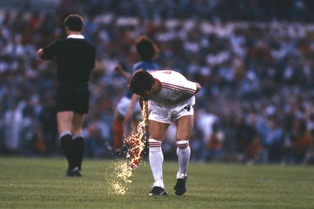 Archivbilder der Woche SPORT KW13 Antonio FRASCO (POR) erbricht sich, Erschoepfung, Halbfinale: Frankreich (FRA) - Portugal (POR) 3:2 n.V., 23.06.1984 in Marseille, Fussball Europameisterschaft EM 1984 Frankreich Â *** Antonio FRASCO POR vomits, concussion, semi-final France FRA Portugal POR 3 2 n V , 23 06 1984 in Marseille, European Football Championship EM 1984 France Â