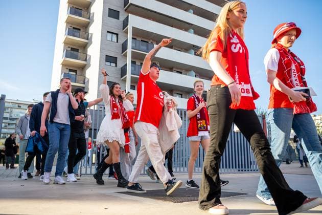 240328 Fans of Brann arrive ahead of the UEFA Women s Champions League quarter-final football match between Barcelona and Brann on March 28, 2024 in Barcelona Photo Vegard Grott BILDBYRAN code VG VG0589 bbeng champions league mesterligaen dam football fotball fotboll fotboll soccer barcelona barca brann quarter-final quarter final tfk womens champions league brann kvinner publik  Copyright: VEGARDxGRoTT BB240328VG011