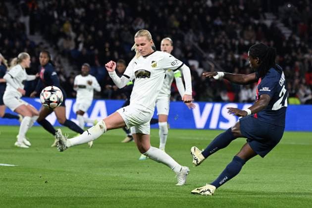 Fußball, CL Frauen, Paris St. Germain - BK Häcken Tabitha Chawinga ( 22 - PSG ) and Josefine Rybrink ( 6 - Hacken ) during the UEFA Women s Champions League match between PSG and BK Hacken FF at Parc des Princes on March 28, 2024 in Paris, France. ( Photo by federico pestellini panoramic ) - FOOTBALL : PSG vs Hacken - Ligue des Champions Feminine - 28 03 2024 FedericoPestellini Panoramic 