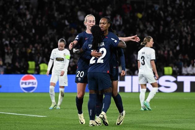 Fußball, CL Frauen, Paris St. Germain - BK Häcken Tabitha Chawinga ( 22 - PSG ) celebrates with Marie Antoinette Katoto ( 9 - PSG ) and Amalie Vangsgaard (20 - PSG ) during the UEFA Women s Champions League match between PSG and BK Hacken FF at Parc des Princes on March 28, 2024 in Paris, France. ( Photo by federico pestellini panoramic ) - FOOTBALL : PSG vs Hacken - Ligue des Champions Feminine - 28 03 2024 FedericoPestellini Panoramic 