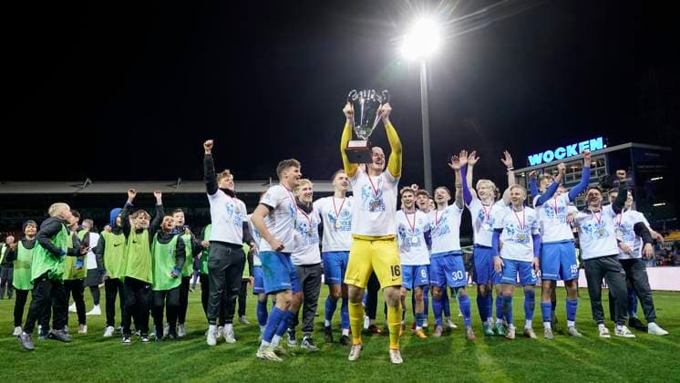 Sport Themen der Woche KW13 Sport Bilder des Tages 28.03.2024, Hänsch-Arena, Meppen, GER, NFV-Pokalfinale: SV Meppen vs BW Lohne, glückliche Meppener jubeln mit dem Pokal in den Händen von TW Julius Pünt (SV Meppen 16) DFL REGULATIONS PROHIBIT ANY USE OF PHOTOGRAPHS AS IMAGE SEQUENCES AND OR QUASI-VIDEO. Meppen Niedersachsen Germany Hänsch-Arena *** 28 03 2024, Hänsch Arena, Meppen, GER, NFV Pokalfinale SV Meppen vs BW Lohne, happy Meppeners cheer with the cup in the hands of TW Julius Pünt SV Meppen 16 DFL REGULATIONS PROHIBIT ANY USE OF PHOTOGRAPHS AS IMAGE SEQUENCES AND OR QUASI VIDEO Meppen Niedersachsen Germany Hänsch Arena