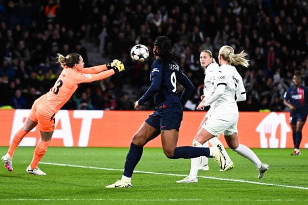 Fußball, CL Frauen, Paris St. Germain - BK Häcken Marie Antoinette Katoto ( 9 - PSG ) and Jennifer Falk ( 13 - Hacken ) during the UEFA Women s Champions League match between PSG and BK Hacken FF at Parc des Princes on March 28, 2024 in Paris, France. ( Photo by federico pestellini panoramic ) - FOOTBALL : PSG vs Hacken - Ligue des Champions Feminine - 28 03 2024 FedericoPestellini Panoramic 