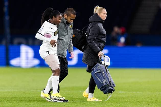 240328 Monica Jusu Bah of Häcken in pain during the UEFA Women s Champions League football match quarterfinal two between Paris Saint Germain and Häcken on March 28, 2024 in Paris Photo Michael Erichsen BILDBYRAN COP 89 MI0635 fotboll soccer football champions league quarterfinal quarterfinal quarterfinals paris saint germain häcken dam bbeng injury  Copyright: MICHAELxERICHSEN BB240328MI101