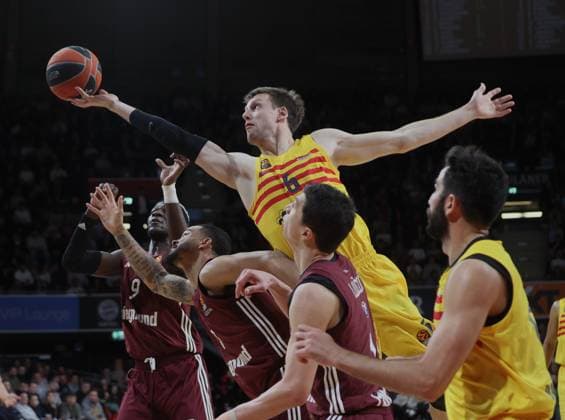 Bilder des Jahres 2024, Sport 03 März Sport Themen der Woche KW13 Sport Bilder des Tages Barcelonas 6 VESELY ueber Bayerns 9 Isaac BONGA, Bayerns 0 Nick WEILER-BABB und Bayerns 11 Vladimir LUCIC. Basketball, Bayern - Barcelona. Basketball Euroleague, FC Bayern Basketball - FC Barcelona, Barca 32.Spieltag, Saison 2023-2024, 28.03.2024, in Muenchen, Deutschland, B M W P A R K. Quelle Copyright Credit : Oryk HAIST *** Barcelonas 6 VESELY over Bayerns 9 Isaac BONGA, Bayerns 0 Nick WEILER BABB and Bayerns 11 Vladimir LUCIC Basketball, Bayern Barcelona Basketball Euroleague, FC Bayern Basketball FC Barcelona, Matchday 32, Season 2023 2024, 28 03 2024, in Munich, Germany, B M W P A R K Source Copyright Credit Oryk HAIST xBASKETBALL_BAYERN-BARCELONAx