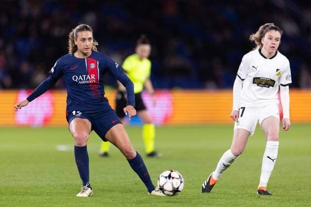 240328 Eva Gaetino of Paris Saint Germain and Anna Csiki of Häcken during the UEFA Womens Champions League football match quarterfinal two between Paris Saint Germain and Häcken on March 28, 2024 in Paris Photo Michael Erichsen BILDBYRAN COP 89 MI0635 bbeng champions league dam football fotball fotboll fotboll häcken quarterfinal paris saint germain quarterfinal quarterfinals soccer  Copyright: MICHAELxERICHSEN BB240328MI143