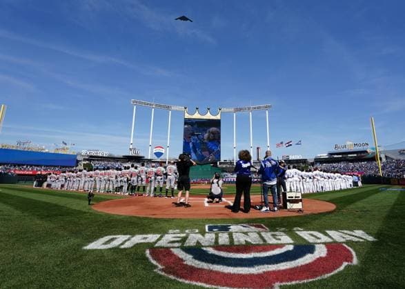 MLB, Baseball Herren, USA 2024; Twins vs Royals MAR 28 MAR 28, 2024: The US Airfare Stealth bomber flies overhead during the National Anthem on opening day at Kauffman Stadium Kansas City, Missouri. Jon Robichaud CSM. (Credit Image: Â Jon Robichaud Cal Media) Kansas City Missouri United States EDITORIAL USE ONLY Copyright: xx ZUMA-20240328_zma_c04_032.jpg JonxRobichaudx csmphotothree246462