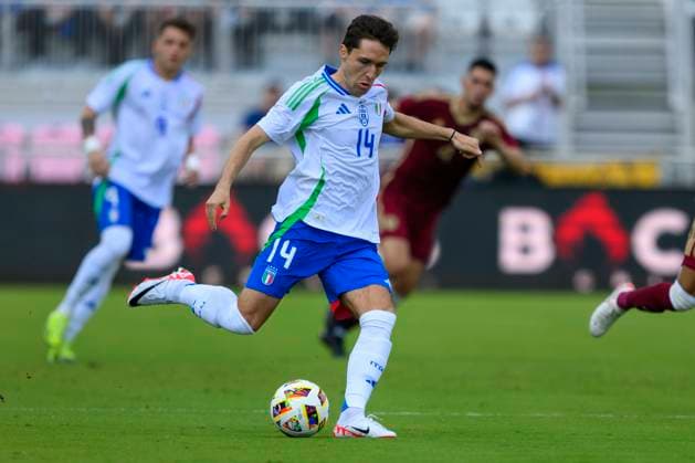 FT. LAUDERDALE, FL - MARCH 21: Italy forward Federico Chiesa (14) kicks the ball during the Italy vs. Venezuela International Friendly, Länderspiel, Nationalmannschaft match on March 21, 2024, at Chase Stadium in Fort Lauderdale, Fla. (Photo by Doug Murray Icon Sportswire) SOCCER: MAR 21 Italy vs Venezuela EDITORIAL USE ONLY Icon79620240321092