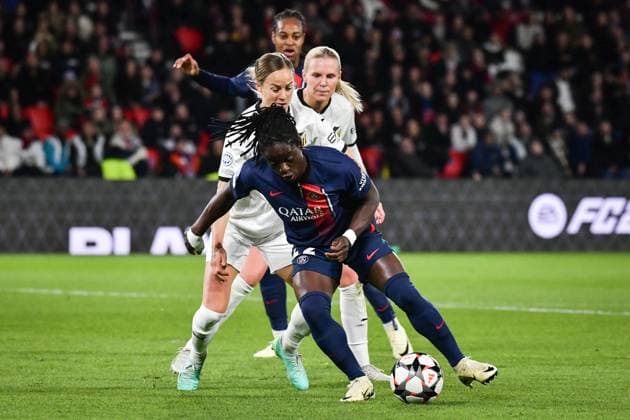 Women?s Champions League - PSG v BK Hacken Paris Saint-Germain s forward Tabitha Chawinga fights for the ball during the Women s UEFA Champions League football match between Paris Saint-Germain and BK Hacken at the Parc des Princes stadium in Paris, France on March 28, 2024. Photo by Firas Abdullah ABACAPRESS.COM Paris France  Copyright: xAbdullahxFiras ABACAx