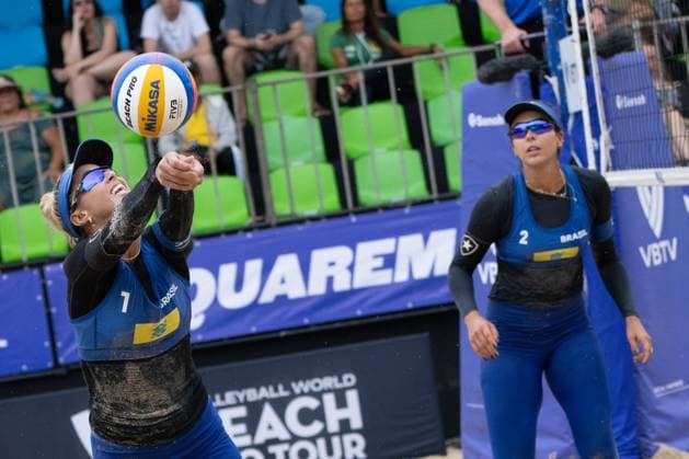 (240329) -- SAQUAREMA, March 29, 2024 -- Natasha Giulia (R) of Brazil compete during the women s Preliminary Phase of Qualification between Cao Shuting Zhu Lingdi of China and Natasha Giulia of Brazil at the World Beach volleyball, Beachvolleyball Pro Tour Challenge 2024 in Saquarema, Brazil, March 28, 2024. ) (SP)BRAZIL-SAQUAREMA-BEACH VOLLEYBALL-WORLD PRO TOUR CHALLENGE 2024 WangxTiancong 