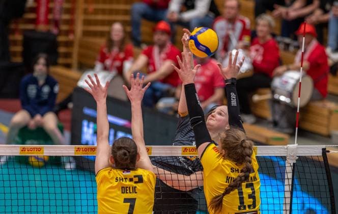 28 03 2024 Suhl Sporthalle Wolfsgrube Volleyball VfB Suhl LottoThürungen SC Potsdam back Suvi Katrina Kokkonen SC Potsdam and front f l Jelena Delic 07 VfB Suhl Lotto Thüringen and Lena Kindermann 13 VfB Suhl Lotto Thüringen Action