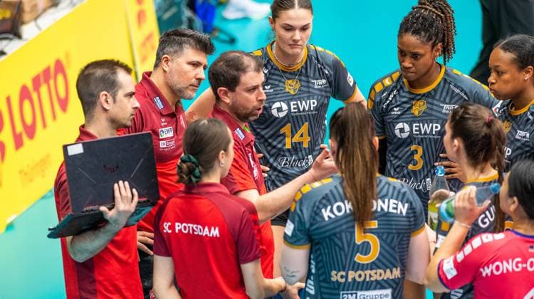 28 03 2024 Suhl Sporthalle Wolfsgrube Volleyball VfB Suhl LottoThürungen SC Potsdam Head coach Riccardo Boieri 99 SCPotsdam gives instructions Action