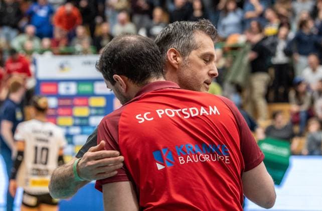 28 03 2024Suhl Sporthalle Wolfsgrube Volleyball VfB Suhl LottoThürungen SC Potsdam Coach Laszlo Hollosy 99 VfB Suhl Lotto Thüringen and Potsdams head coach Riccardo Boieri 99 SCPotsdam Action