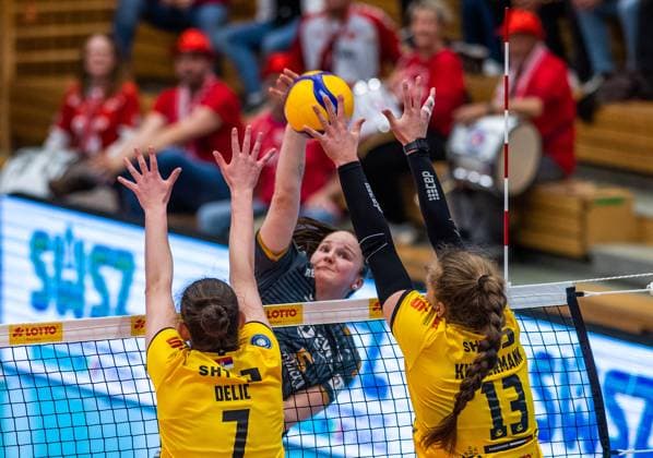 28 03 2024 Suhl Sporthalle Wolfsgrube Volleyball VfB Suhl LottoThürungen SC Potsdam front Jelena Delic 07 VfB Suhl Lotto Thüringen and Lena Kindermann 13 VfB Suhl Lotto Thüringen and back Suvi Kokkonen 05 SCPotsdam Action