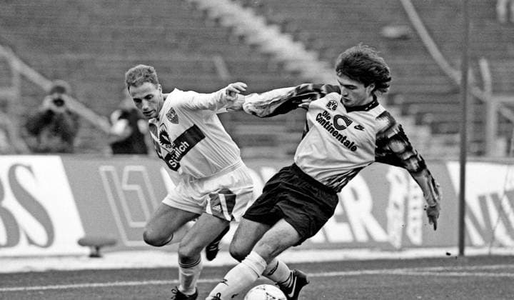 21.11.92 VfB Stuttgart - Borussia Dortmund Deutschland, Stuttgart, 21.11.1992, Fussball, Bundesliga, VfB Stuttgart - Borussia Dortmund (1:0): v.l. Uwe Schneider (VfB Stuttgart), Stephane Chapuisat (Borussia Dortmund). *** 21 11 92 VfB Stuttgart Borussia Dortmund Germany, Stuttgart, 21 11 1992, Football, Bundesliga, VfB Stuttgart Borussia Dortmund 1 0 v l Uwe Schneider VfB Stuttgart , Stephane Chapuisat Borussia Dortmund