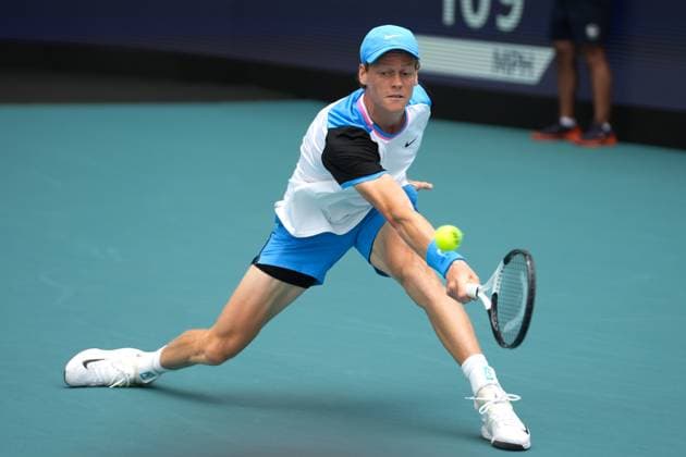 MIAMI GARDENS, FL - MARCH 29: Jannik Sinner (ITA) in action during the men™s singles semifinals of the Miami Open on March 29, 2024, at Hard Rock Stadium in Miami Gardens, FL. (Photo by Andrew Patron Icon Sportswire) TENNIS: MAR 29 Miami Open EDITORIAL USE ONLY Icon2403290685